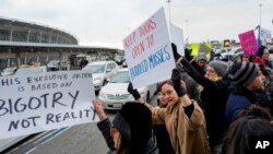 Protestas en el Aeropuerto Internacional John F. Kennedy en Nueva York, por los refugiados iraquíes que arribaron en diferentes vuelos y que fueron detenidos por las autoridades migratorias.