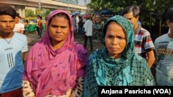 Sabila Dafadar, left, waits at a traffic intersection, hoping to get a job as a construction laborer. (Anjana Pasricha/VOA)