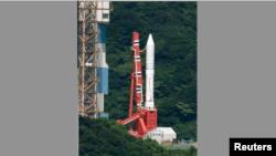 Rốckết Epsilon trên dàn phóng tại Trung tâm Không gian Uchinoura