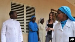Carla Bruni-Sarkozy, alors Première dame française, visite l’hôpital "Auberge de l'Amour Rédempteur", à Dangbo, Bénin, 27 janvier 2010.