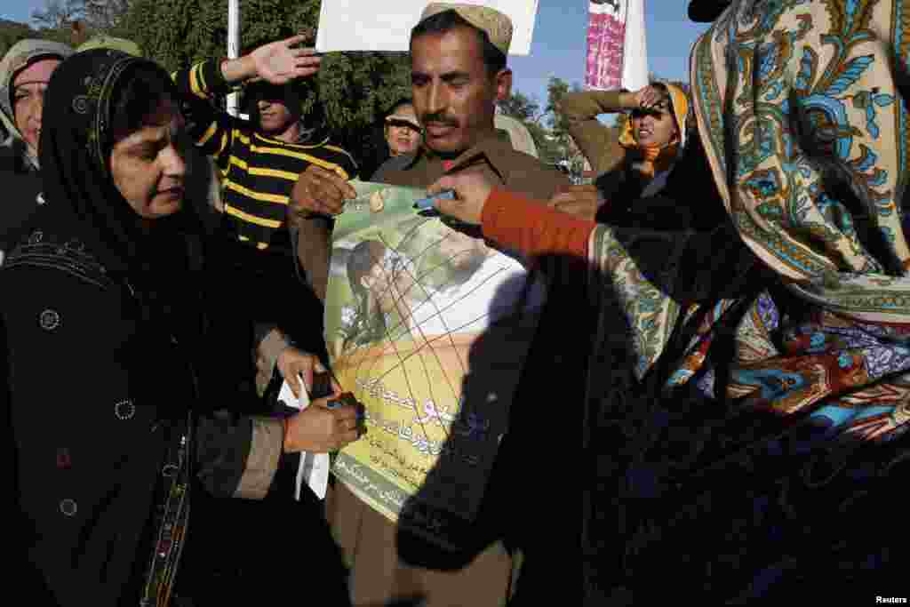 آل پاکستان لیڈی ہیلتھ ورکرز ویلفئیر ایسوسی ایشن نے سکیورٹی کی صورت حال کے پیش نظر پولیو مہم کا بائیکاٹ کیا