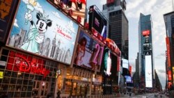 Un oficial de policía cruza una séptima avenida vacía en un Times Square escasamente poblado debido a preocupaciones de COVID-19.