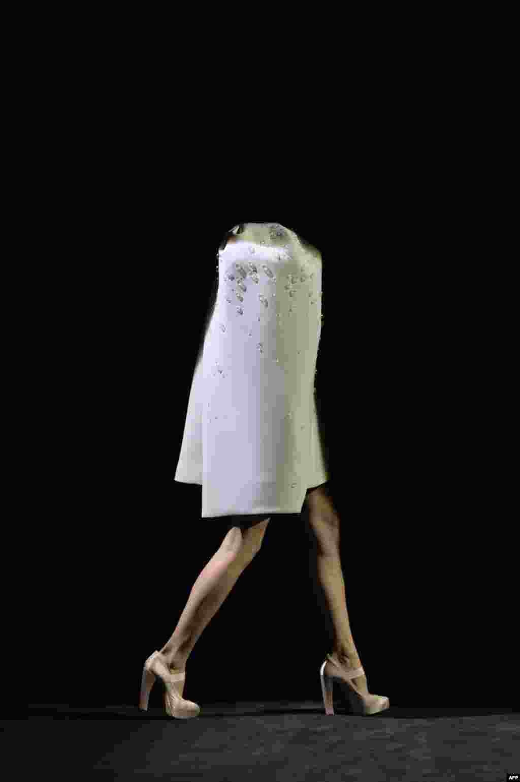 Seorang model mengenakan busana rancangan desainer Dice Kayek dalam pameran fesyen di Paris, Perancis.