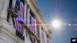 Reince Priebus, el nuevo jefe de personal de la Casa Blanca de Trump, dijo que los comentarios “irresponsables” de Lewis habían desatado una" tormenta de fuego".