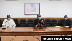  Dom Maurício Camuto (dir), Dom Filomeno Vieira Dias (centro), e Dom Manuel Imbamba (esq.) aprsentando documentos da Assembleia Plenária da CEAST (Moxico, 12 Outubro 2020)