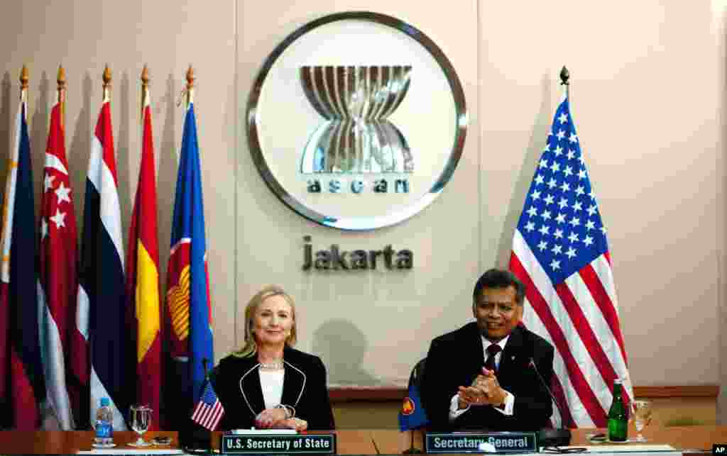 Clinton speaks with ASEAN Secretary-General Surin Pitsuwan during a meeting at the ASEAN Secretariat in Jakarta, September 4, 2012.