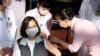 电视直播中蔡英文接种高端疫苗 为台湾自制疫苗竖起大拇指