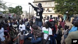 Un activiste du group hip-hop "Y'en a marre" lors d'un concert communautaire dans le quartier Dalifort de Dakar