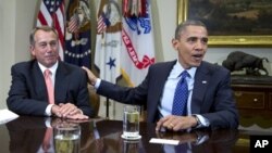 Ketua Kongres John Boehner dari Partai Republik (kiri) dan Presiden Obama saat bertemu pertama kali untuk membahas isu jurang fiskal, 16 November 2012 (Foto: dok).