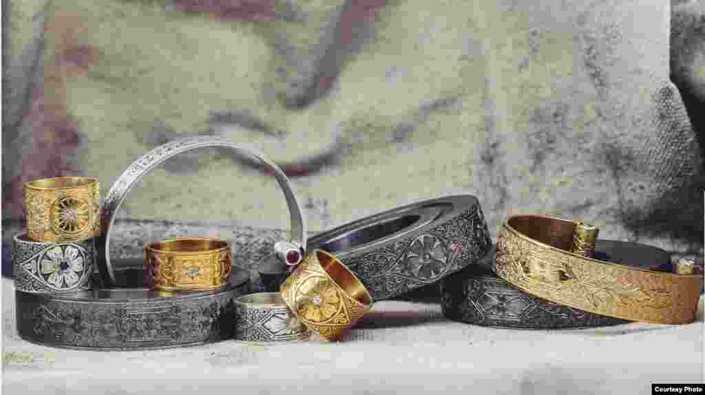 Perhiasan antik yang diciptakan dengan teknik tradisional menangkap kesan sejarah. (Foto: Hugo Kohl)