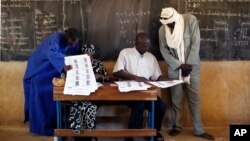 馬里選舉官員核實參加議會選舉的選民身份。