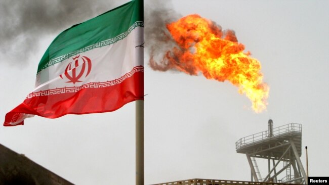 一面伊朗国旗在波斯湾Soroush油田石油生产平台的火焰旁不远处飘扬。（资料照片）