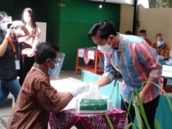 Putra pertama Presiden Joko Widodo yang bertarung di Solo, Gibran Rakabuming memberikan suara di salah satu TPS di Solo (courtesy: Radio Metta FM - Solo)