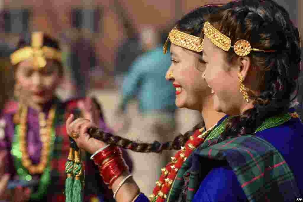 نیپال میں نئے سال کی آمد سے ایک روز پہلے ہی جشن شروع ہو گیا اور گررنگ نامی برادری نے بھی اس میں بڑھ چڑھ کر حصہ لیا۔ کھٹمنڈو میں ایک تقریب میں خواتین نے روایتی لباس زیب تن کیے &nbsp;