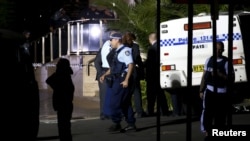 호주 경찰이 2일 총격사건이 발생한 뉴사우스웨일스 경찰서 외곽을 순찰하고 있다.