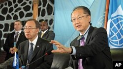 World Bank President Jim Yong Kim (r) during a press conference with U.N. Secretary-General Ban Ki-moon in Goma, eastern Congo, May 23, 2013. 