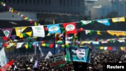 İstanbulda Novruz bayramını qeyd edən insanlar həbsdə olan Kürdüstan Fəhlə Partiyasının lideri Abdullah Öcalanın şəklini dalğalandırır. 24 mart, 2019.