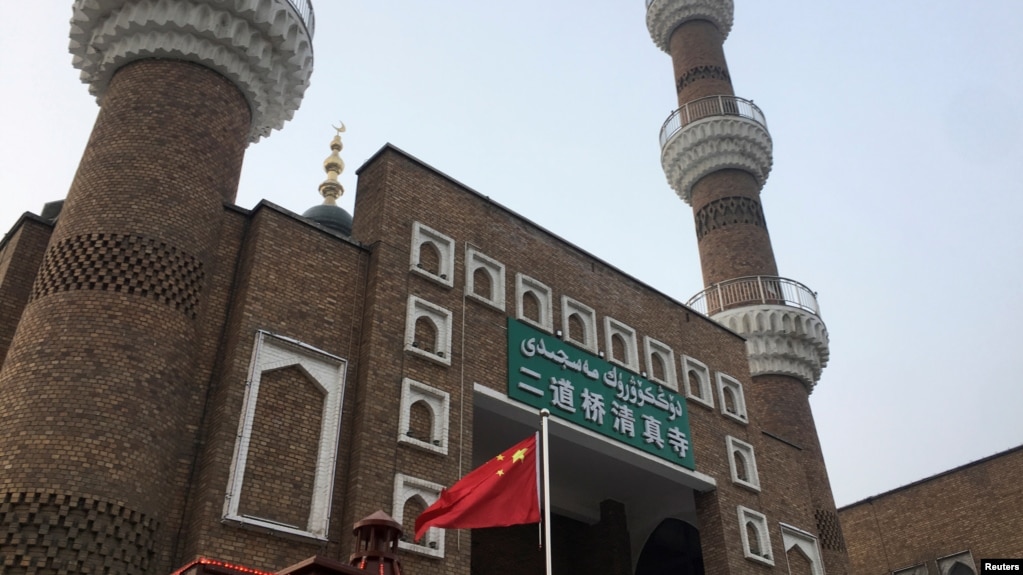 资料照：中国国旗在新疆乌鲁木齐一所清真寺的外面飘扬。（2019年1月3日）(photo:VOA)