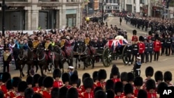 Peti jenazah mantan PM Inggris Margaret Thatcher berselimut bendera kebangsaan Inggris dibawa dengan kereta kuda dengan pengawalan tentara Kerajaan Inggris, menuju Gereja Katedral St. Paul di pusat kota London (17/4).