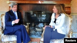 ABD Dışişleri Bakanı John Kerry Roma'da İsrail'in barış görüşmelerini yürütmekten sorumlu Adalet Bakanı Tzipi Livni ile görüşürken