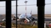 در فرودگاه تهران رخ داد: بال هواپیمای عمانی در برخورد با هواپیمای ایرانی آسیب دید