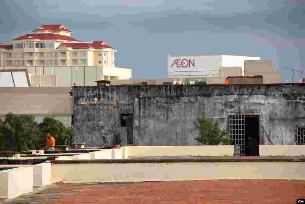 A view of the nearby Aeon Mall, a newly-opened and popular shopping center, as seen from the roof of the White Building, on Friday, September 5, 2014. (Nov Povleakhena/VOA Khmer) 