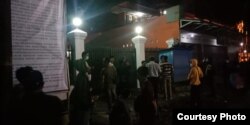 Petugas memasang baligo berisi Pergub Jabar tentang Ahmadiyah di masjid Al Aqsa, Singaparna, Kabupaten Tasikmalaya, Kamis malam, 9 April 2020. (Courtesy: Ahmad Rizal)