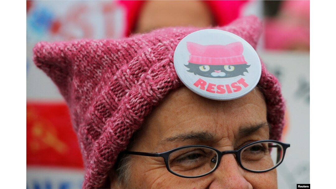 Peserta pawai Women's March di Cambridge, Massachusetts, mengenakan topi kucing merah muda, 20 Januari 2018.