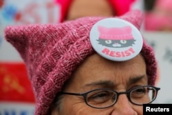 Peserta pawai Women's March di Cambridge, Massachusetts, mengenakan topi kucing merah muda, 20 Januari 2018.