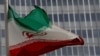 Bendera Iran berkibar di depan markas Badan Energi Atom Internasional (IAEA) di Wina, Austria 9 September 2019. (Foto: Reuters/Leonhard Foeger)