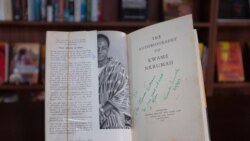 Un livre de Kwame Nkrumah exposé à Accra, le 2 juillet 2020.