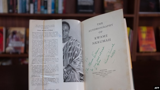 Un livre de Kwame Nkrumah exposé à Accra, le 2 juillet 2020.