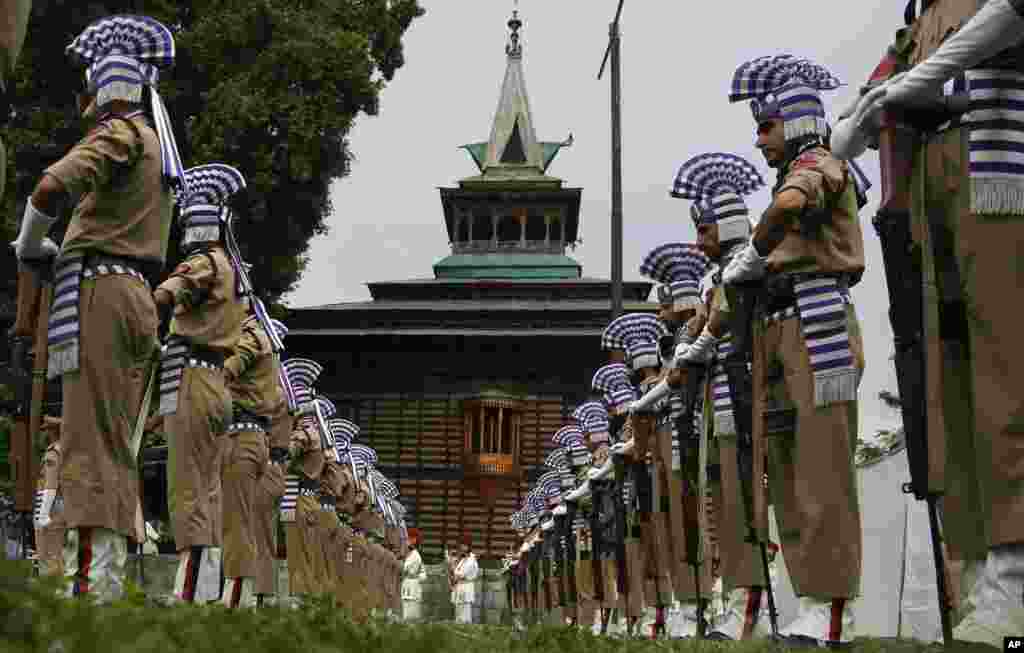 印度查谟和克什米尔邦的夏季首府斯利那加（Srinagar)，在烈士节，警察在烈士墓园守卫（2017年7月13日）