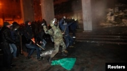 반정부 시위대가 6일 수도 키예프에서 경찰과 투석전을 벌이고 있다.