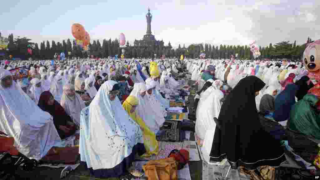 در اندونیزیا زنان نیز در کنار مردان نماز عید را ادا کردند. این تصویر نمازگذاران را در یکی از مساجد شهر بالی آن کشور نشان می دهد.&nbsp; &nbsp;