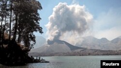 Abu vulkanik tampak keluar dari dalam kaldera Gunung Rinjani (di mana terdapat gunung Barujari) di Pulau Lombok, provinsi Nusa Tenggara Barat pada 25 Oktober 2015 lalu (foto: Lalu Edi/Antara untuk Reuters).