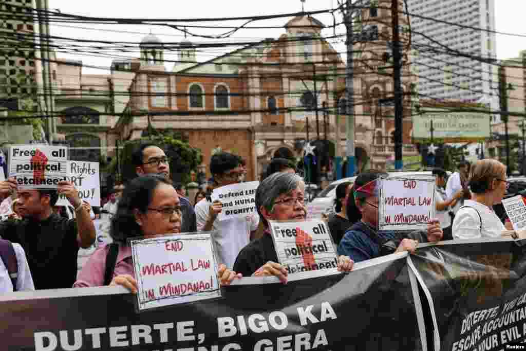 Activistas filipinos sostienen pancartas pidiendo el fin de la Ley Marcial en la región de Mindanao. 