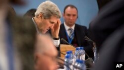 El secretario de Estado, John Kerry, aguarda el comienzo de la mesa redonda sobre comisión OTAN-Ucrania, en Bruselas.