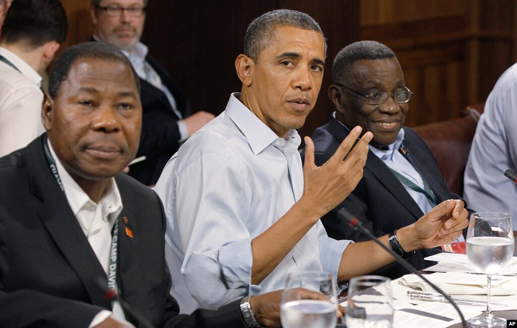Rais Barack Obama akika pamoja Ghana's Rais John Atta Mills, (kulia), na Rais Yayi Boni wa Benin wakati wa kuzindua mkutano juu ya Usalama wqa Chakula wakati wa mkutano wa viongozi wa G-8 huko Camp David, Mai 19, 2012.