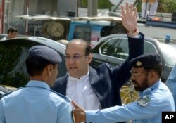 Hassan Nawaz, son of Pakistan's Prime Minister Nawaz Sharif, waves outside the premises of the Joint Investigation Team, in Islamabad, Pakistan, Friday, June 2, 2017, after making his first appearance before the panel probing graft charges against his family.