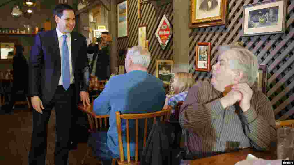 Le candidat républicain Marco Rubio salue des clients dans un restaurant à Clive, Iowa, 1er février 2016.