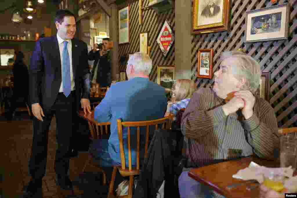 U.S. Republican presidential candidate Marco Rubio greets patrons at a restaurant in Clive, Iowa. Feb. 1, 2016. 