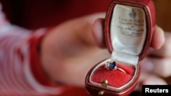 Cincin pertunangan yang berupa sebuah cincin emas sederhana berhiaskan batu safir dan berlian, yang ditawarkan oleh Napoleon Bonaparte kepada calon Wanita Kaisar, Josephine de Beauharnais diperagakan di balai lelang Osenat di Paris, 14 Maret 2013 (foto: Reuters)