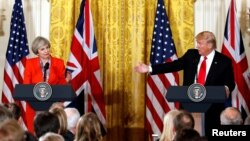 도널드 트럼프 미국 대통령(오른쪽)과 테레사 메이 영국 총리는 27일 백악관에서 첫 정상회담을 가진 후 공동기자회견을 하고 있다.