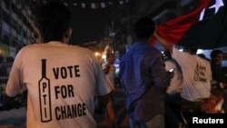 Supporters of Pakistan Tehreek-e-Insaf (PTI) political party celebrate along the road during the general election in Karachi, Pakistan, July 25, 2018.