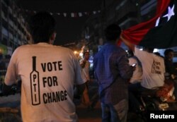 Supporters of Pakistan Tehreek-e-Insaf (PTI) political party celebrate along the road during the general election in Karachi, Pakistan, July 25, 2018.