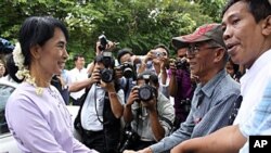 မြန်မာ့ဒီမိုကရေစီ ခေါင်းဆောင် ဒေါ်အောင်ဆန်းစုကြည် ပုပ္ပါးခရီးစဉ်အတွင်း ဒေသခံများနှင့် တွေ့ဆုံ နှုတ်ဆက်နေစဉ်။ ဇူလိုင် ၆၊ ၂၀၁၁။