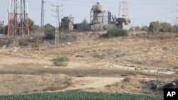 اسرائیل می گوید از این تونل ها برای انتقال سلاح و کمک به گروه های فلسطینی استفاده می‌شود. 