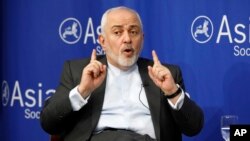 
Le ministre iranien des Affaires étrangères, Mohammad Javad Zarif, s'exprime devant la Asia Society à New York, mercredi 24 avril 2019.
