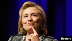Reaksi Mantan Menteri Luar Negeri Amerika, Hillary Clinton, ketika mendengar pertanyaan yang diajukan dalam diskusi bukunya yang berjudul "Hard Choices: A Memoir" di George Washington University, Washington, 13 Juni 2014.